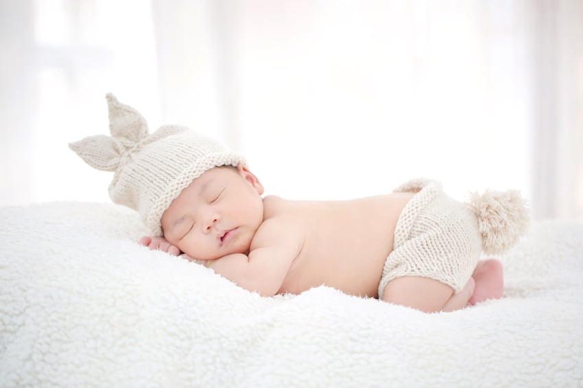 01_eyecatch_lovely-newborn-asian-baby-sleeping-on-furry-cloth.jpg