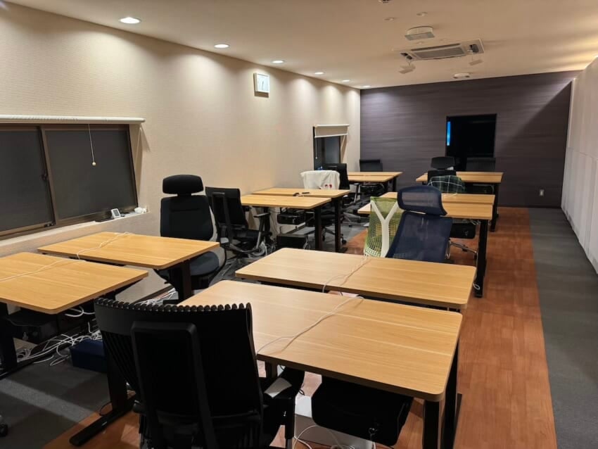 Desk2.jpg
