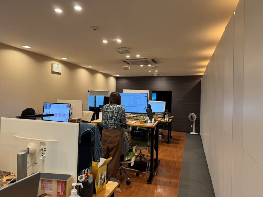 Desk3.jpg